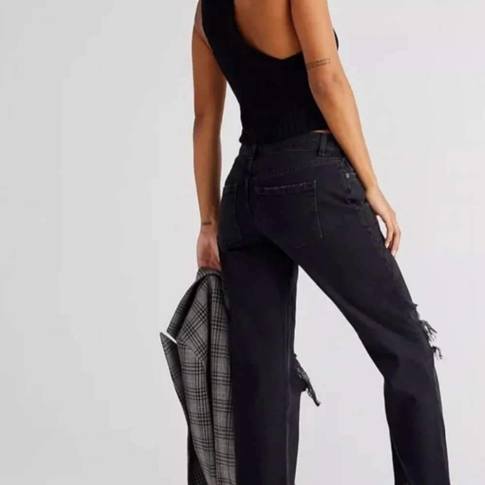 FREE PEOPLE Maggie Mid-Rise Straight Leg Jean Size 27 Destroyed Hem Black Denim